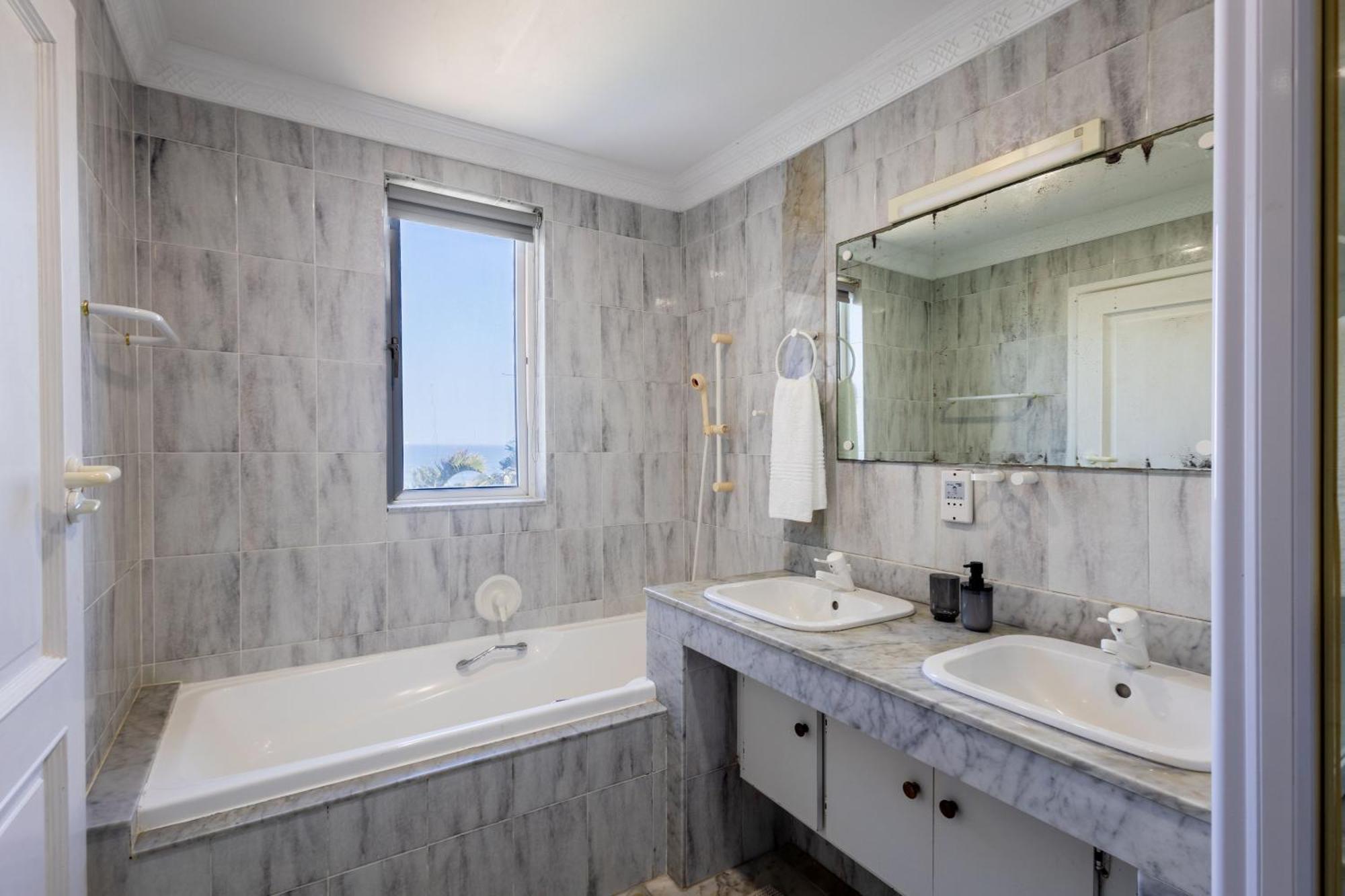 Self-catering At Ocean Breeze Apartment Durban